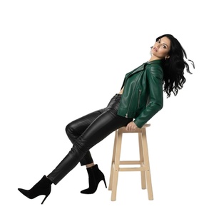 Veste de moto en cuir vert au design chic pour femmes, vente en gros personnalisée, prix d'usine, style motard authentique, manteau tendance pour femmes - Product Image 1