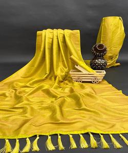 Sari indien traditionnel en soie et rayonne brodé avec tissu en velours pour la saison des mariages - Product Image 3