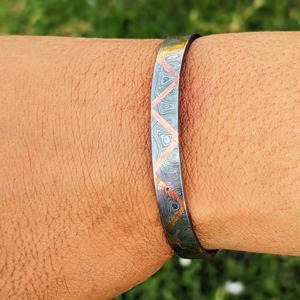 Pulsera de Damasco hecha a mano, pulsera de Damasco con incrustaciones de latón, pulsera de Damasco forjada a mano con 18 mm de ancho - Product Image 6