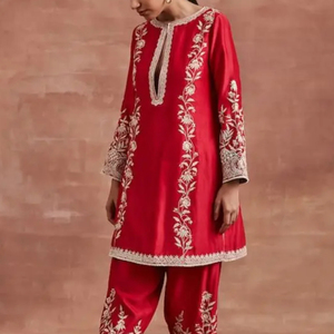 Belle broderie indienne/pakistanaise sur robe kurta & salwar avec perles de verre cristal, pierre, travail dabka pour fête @ 2024 - Product Image 1