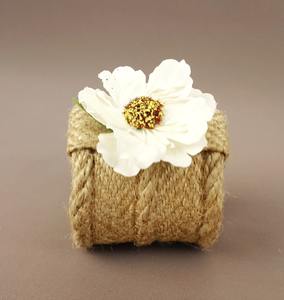 Anillo de Servilleta de Yute Hecho a Mano con Detalle de Flor Blanca para Decoración del Hogar Estilo Boho y Arreglos de Mesa para Fiestas, Venta al por Mayor desde India - Product Image 2