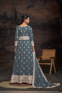 Robe pakistanaise Anarkali de qualité supérieure pour la collection brodée de créateur de vêtements de mariée de mariage au meilleur prix - Product Image 5