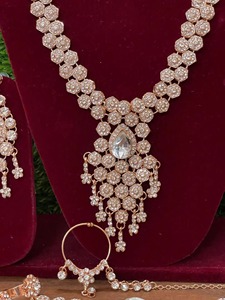 Ensemble de collier de mariée en or rose de luxe avec boucles d'oreilles Maang Tikka |   Ensemble de bijoux de mariage effet diamant - Product Image 2