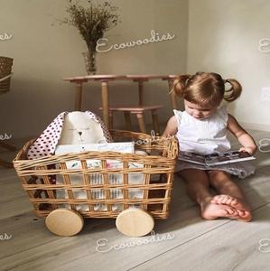 Rattan Kid Toys Baby Doll Cunas Cama de madera Cuna Cunas para muñecas Mini muebles Niños Juguete Cesta de mimbre Caja con ruedas - Product Image 5