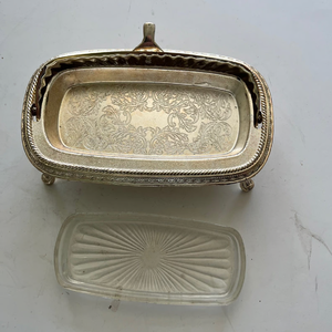 Beurrier rond en céramique blanche classique avec un couvercle en dôme simple, cuisine intemporelle essentielle. Disponible aux prix de gros. - Product Image 4