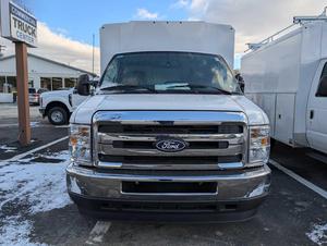 Investissement intelligent 2026 Ford E-Series Cutaway RWD, un châssis commercial robuste propulsé par un moteur essence V8 standard de 7,3 L - Product Image 2