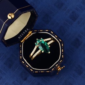 Juego DE BODA Esmeralda elegante de oro amarillo sólido de 10 quilates hecho a mano, anillo de compromiso esmeralda de corte de pera emparejado con banda apilable - Product Image 4