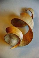 Escultura artística de madera tallada en madera maciza, perfecta para espacios de exposición, galerías y estudios creativos