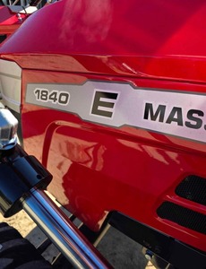 Tracteur à roues 4x4 Massey Ferguson 1840E rouge avec chargeur frontal FL960BX - Product Image 4