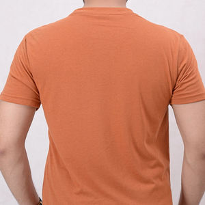 เสื้อยืดคอกลมแขนสั้นสีส้มสำหรับผู้ชาย ทรงปกติ สีพื้น ผ้าถักลำลอง - Product Image 6