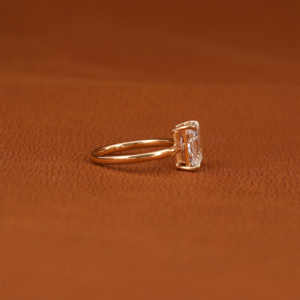 Anillo de Compromiso Solitario con Diamante Cultivado en Laboratorio, Corte Radiante, Engaste de Bisel, Chapado en Oro de 14K, 2.0-2.5 Quilates, Estilo Moderno, Certificado IGI - Product Image 6