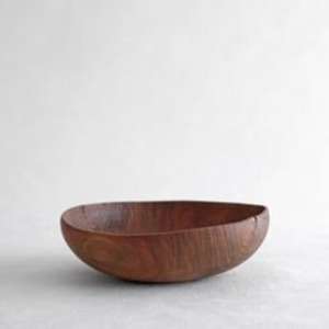 Cuenco de madera grande y elegante diseñado para la estética del comedor moderno, manteniendo un uso funcional y práctico. - Product Image 4