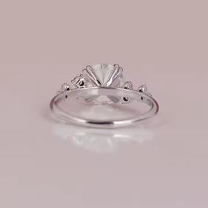 "Anillo de compromiso de oro macizo con moissanita cultivada en laboratorio y diamantes de diseño único personalizado para Niñas" - Product Image 3