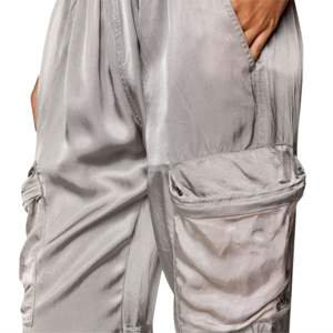 P mirow กางเกงคาร์โก้ N1ผ้าซาตินสีเงิน, กางเกงเอวยางยืดปรับสูงปานกลางใส่ได้พอดีกับกระเป๋าข้างและรายละเอียด ruched - Product Image 5