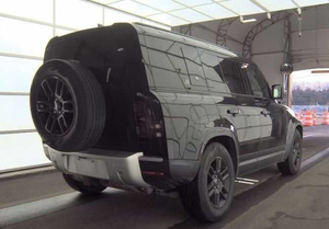 Land Rover Defender 110X Dynamic SE P300 Turbo 2.0L Gasolina Automático SUV 2024 Usado en Buen Estado, Volante a la Izquierda, Asientos de Cuero Oscuro R20 - Product Image 2