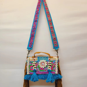 Bolso Banjara de retales ligero con cierre abierto y decoración bordada, función plegable - Product Image 1