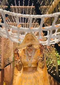 Flor Artificial Hecha a Mano Personalizada, Phoolon Ki Chaadar |   Blanco y Amarillo con Perlas Colgantes |   Toldo de Entrada para Bodas - Product Image 6