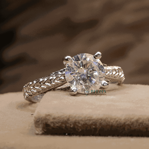 Bague de fiançailles solitaire en diamant taillé rond pour femme - Product Image 6