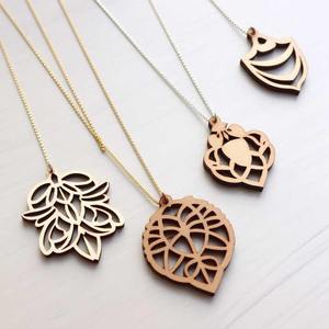 สร้อยคอผู้หญิงประดับด้วยเลเซอร์ทำจากไม้มุกเทียมโลโก้แบบออกแบบได้ตามต้องการ - Product Image 3