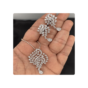 Vente en gros de boucles d'oreilles et pendentif en or 18 carats avec diamants naturels, ensemble de bijoux luxueux pour femmes, idéal pour les mariages, les cadeaux et les occasions spéciales - Product Image 1