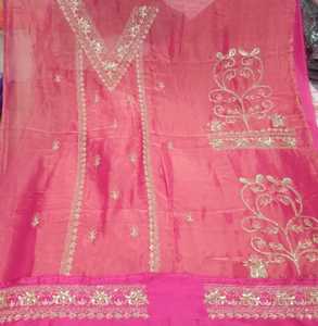 Costumes indiens modernes brodés à la main non cousus pour femmes élégants pour les fêtes de style traditionnel - Product Image 1