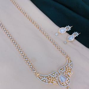 Conjunto de collar Mangalsutra de aspecto moderno con diseño de piedras CZ Conjunto elegante con pendientes para uso diario y ropa de boda para mujer - Product Image 1