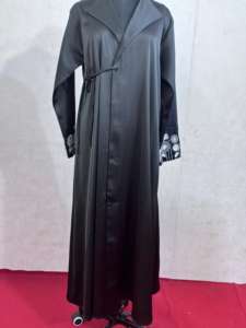 Abaya de soirée haut de gamme, brodée à la main, en satin et crêpe, ornée de perles - Product Image 2
