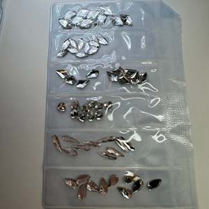 Accessori per Unghie A10jet con Strass Argento, Confezione da 5mm e 3mm, Cristalli Decorativi in ABS e Plastica - Product Image 1