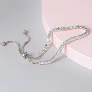 Bracelet réglable clouté en diamant Moissanite argenté de style vintage pour un usage quotidien ou des bijoux d'occasions spéciales - Product Image 1