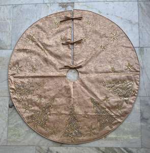 Falda clásica de árbol de Navidad con apariencia exclusiva diseñada para brindar calidez y estilo a la exhibición de su árbol de vacaciones y la decoración del hogar - Product Image 1