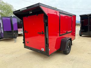 Remorque de transport fermée rouge 7x16 à nez en V, double essieu, freins électriques, pack Blackout, spoiler inclus - Product Image 3