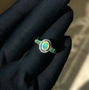 แหวนเงินแท้ 925 ชุบโรเดียม ประดับพลอยโอปอลเอธิโอเปียธรรมชาติและมรกต พร้อมเพชร ดีไซน์แบบหนามเตย - Product Image 3