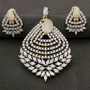 Elegante y elegante juego de colgantes de diseñador con acabado dorado y blanco con pendientes con piedras AD Look para fiestas de boda para mujer - Product Image 1