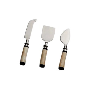 Ensemble de trancheuses à fromage au design antique en acier inoxydable avec poignée brune noire, parfait pour les accessoires de mariage et d'ustensiles de cuisine - Product Image 1