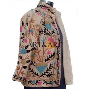 Veste courte en coton floral matelassée Suzani brodée bohème faite à la main Vêtements pour femmes - Product Image 4