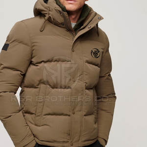 Chaqueta acolchada cálida para hombre con cuello levantado y forro aislante para invierno para días fríos al aire libre con logotipo en la parte delantera - Product Image 3