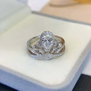 Bague de fiançailles en diamant de laboratoire en forme de poire certifié IGI 3,50 carats au total, design unique en or avec halo et pierres latérales, couleur DEF, pureté VVS - Product Image 2