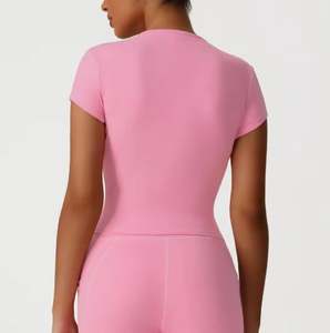 Vente en gros T-shirts solides et légers pour femmes Vêtements de sport personnalisables de haute qualité dans des tailles plus haut de gamme pour les femmes - Product Image 5