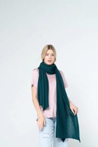 Châle d'hiver élégant et doux inspiré du cachemire avec broderie florale blanche et Paisley complexe, chaud et élégant - Product Image 3