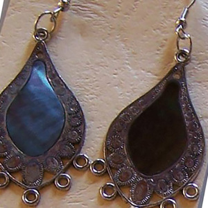 Boucle d'oreille en coquille de moule noire avec motif sculpté en acier inoxydable, bijoux de mode en forme de coquille - Product Image 1