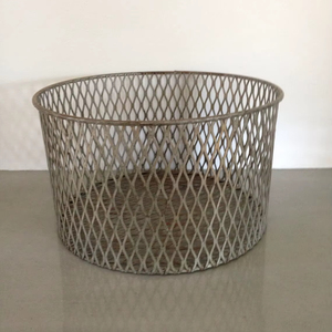 การส่งออกงานฝีมือในบ้าน2025ภาพนี้แสดงให้เห็นตะกร้าลวดแบบโบราณซึ่งมีแนวโน้มที่จะสร้างจากโลหะด้วยเพชรที่โดดเด่น - Product Image 1