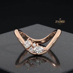 Anillo Chevron Cluster en Oro de 18K, Anillo de Lujo con Formas Mixtas - Product Image 2