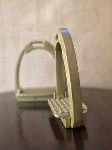 Montar a caballo de acero inoxidable con peldaños negros Peso ligero Antideslizante Estribos de caballo de acero inoxidable - Product Image 3