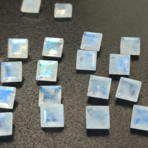 มูนสโตนสีรุ้งธรรมชาติ ทรงเหลี่ยม ขนาด 3 มม. ถึง 11 มม. เจียระไนเหลี่ยมเพชร คุณภาพดี สีฟ้าสดใส - Product Image 1