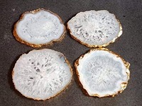 Sous-verre en agate blanche en gros avec bordure dorée électroplaquée, sous-verre en pierre naturelle
