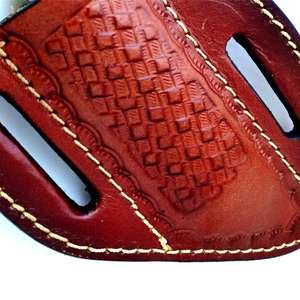 Funda de cuero hecha a mano, probablemente en estilo pancake o cross draw, diseñada para llevar en un cinturón. - Product Image 2