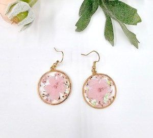 Pendientes de resina de estilo bohemio con diseño colorido hecho a mano Pendientes de resina únicos con detalle de hoja de oro y Perla a bajo precio - Product Image 4