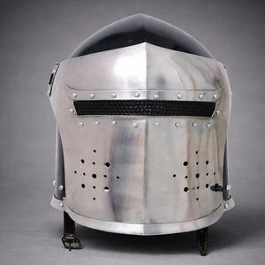 Casco con Visera Barbuta, Diseño Moderno, Decoración Ecológica de Aluminio para Mesa, Cumpleaños, Hogar - Product Image 1