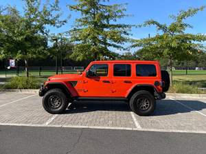 Wrangler Unlimited Rubicon 392 2023, Edición 20 Aniversario, 4x4, ~4,700 Millas, Motor Hemi V8 de 6.4 Litros, Tracción Total Permanente, Color Punk'n Metallic - Product Image 3