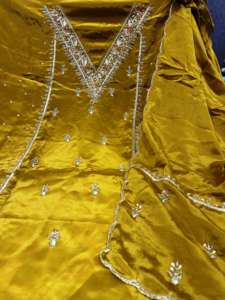 Costumes de fête indiens brodés à la main non cousus de créateur moderne pour femmes pour les fêtes de style traditionnel - Product Image 3